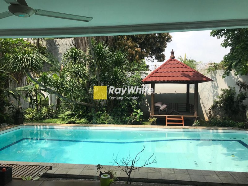 Rumah Modern 2 Lantai Marmer ceiling tinggi lokasi pejaten barat kemang jakarta selatan 