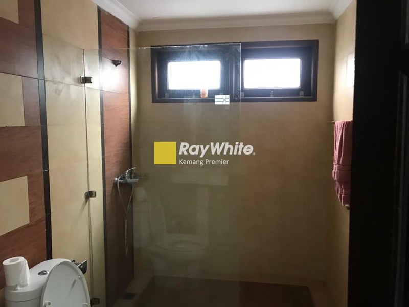 Rumah Modern 2 Lantai Marmer ceiling tinggi lokasi pejaten barat kemang jakarta selatan 