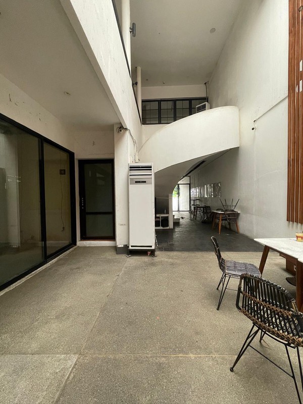 Disewakan Mini Building di Area Komersial Prime Menteng
