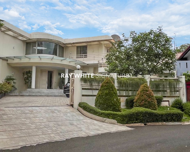 Dijual Rumah Lama Terawat Design Jerman di Jl Kencana Indah III