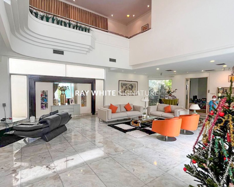 Dijual Rumah Lama Terawat Design Jerman di Jl Kencana Indah III