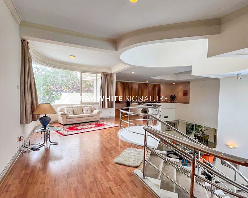 Dijual Rumah Lama Terawat Design Jerman di Jl Kencana Indah III