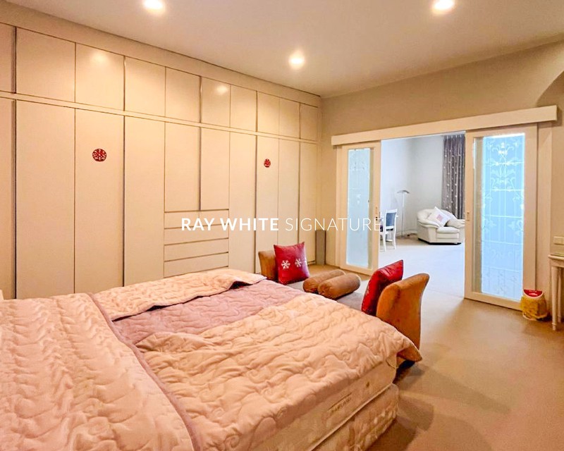 Dijual Rumah Lama Terawat Design Jerman di Jl Kencana Indah III