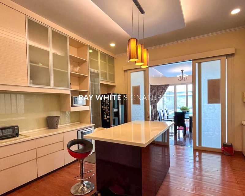 Dijual Rumah Lama Terawat Design Jerman di Jl Kencana Indah III