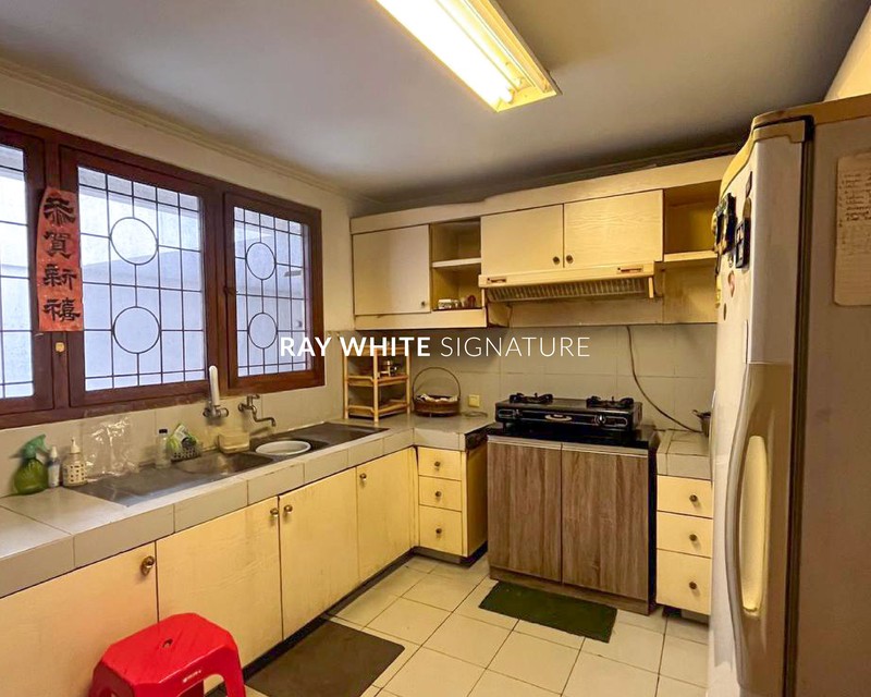 Dijual Rumah Lama Terawat Design Jerman di Jl Kencana Indah III