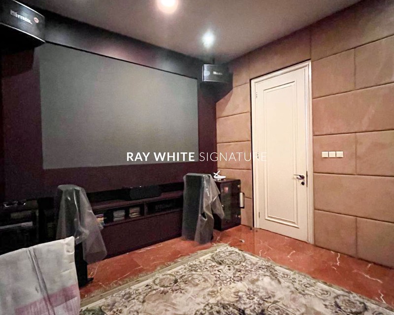 Dijual Rumah Lama Terawat Design Jerman di Jl Kencana Indah III