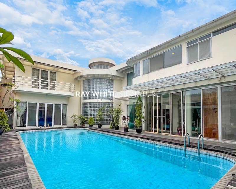 Dijual Rumah Lama Terawat Design Jerman di Jl Kencana Indah III