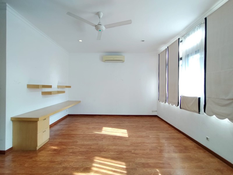 Rumah Tersedia Kolam Renang di Area Mampang Prapatan Kemang Jakarta Selatan