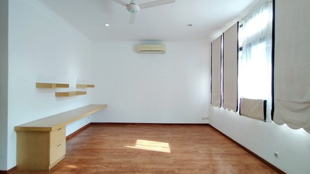 Disewakan Rumah Cantik dan Siap Huni Ada Kolam Renang di Kemang