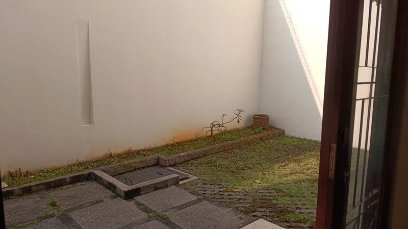 Rumah 3 Lantai Cantik dan Terawat Siap Huni di Jakarta Selatan