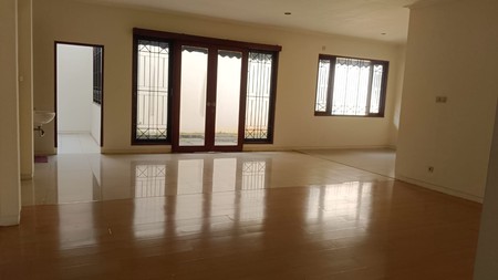 Disewakan Rumah 3 Lantai di Duren Tiga Harga Terjangkau