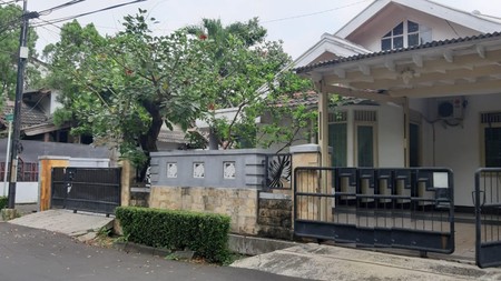 Rumah Siap Huni Dengan Halaman Luas Di Bintaro Sektor 4