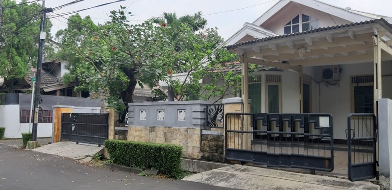 Rumah Siap Huni Dengan Halaman Luas Di Bintaro Sektor 4