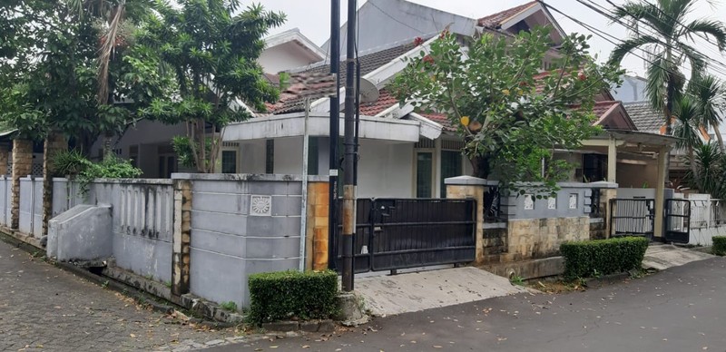 Rumah Siap Huni Dengan Halaman Luas Di Bintaro Sektor 4