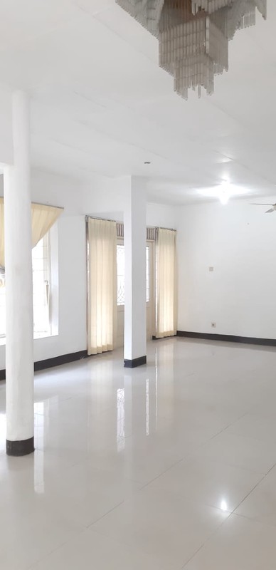 Rumah Siap Huni Dengan Halaman Luas Di Bintaro Sektor 4