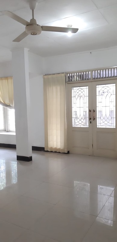 Rumah Siap Huni Dengan Halaman Luas Di Bintaro Sektor 4