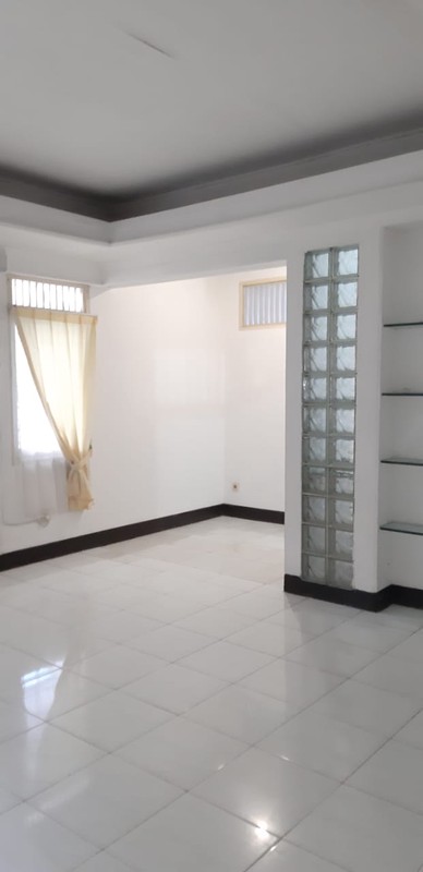 Rumah Siap Huni Dengan Halaman Luas Di Bintaro Sektor 4