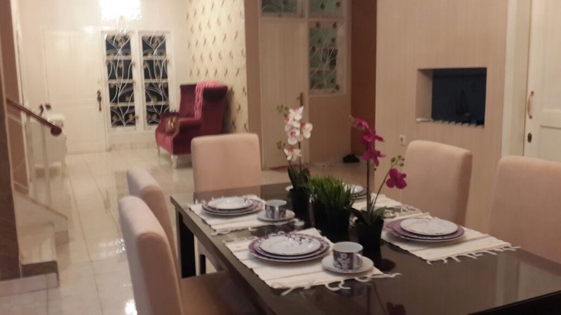 Rumah  2 lantai  di dalam cluster  di Kota Wisata