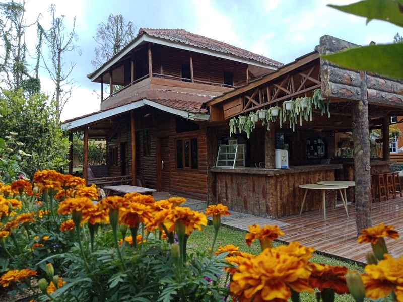 Villa Asri dengan Halaman Luas dan Lingkungan Nyaman @Lembang, Bandung