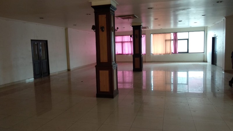 Ruang Usaha Luas Cocok untuk Restoran & Komersial - Lokasi Strategis, Lahan Sangat Besar