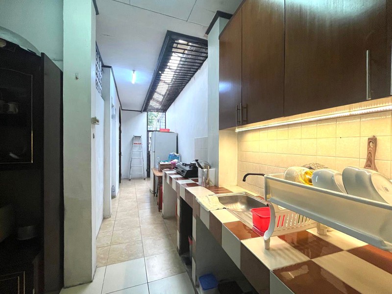 Rumah Kos 12 Kamar - View Depan Taman Lokasi di Benhil Jakpus