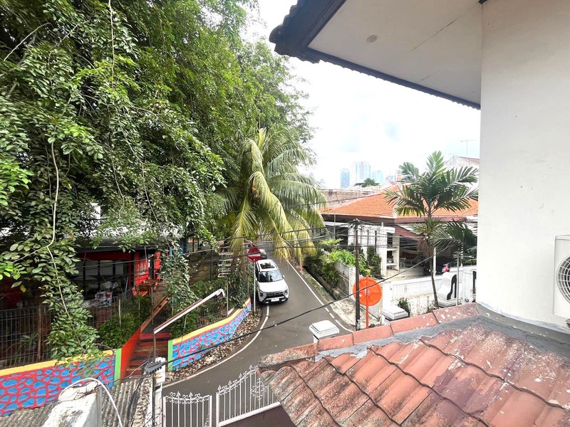 Rumah Kos 12 Kamar - View Depan Taman Lokasi di Benhil Jakpus