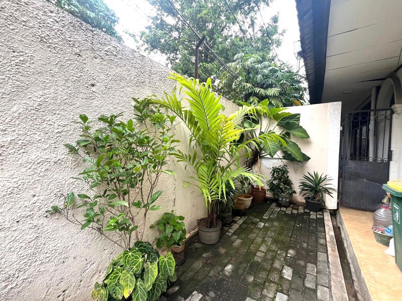 Rumah Kos 12 Kamar - View Depan Taman Lokasi di Benhil Jakpus