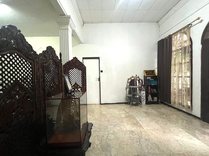 Rumah Kos 12 Kamar - View Depan Taman Lokasi di Benhil Jakpus