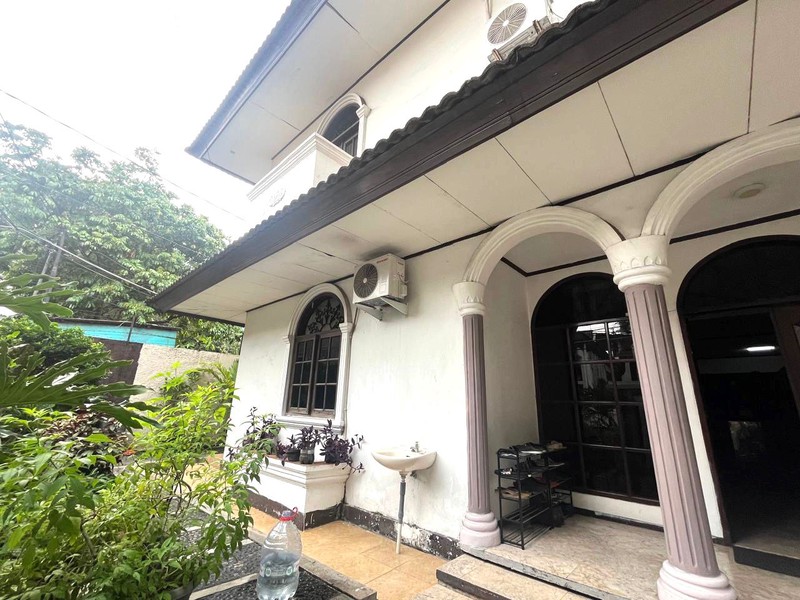 Rumah Kos 12 Kamar - View Depan Taman Lokasi di Benhil Jakpus