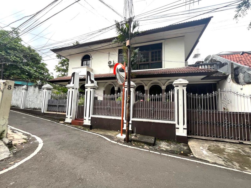 Rumah Kos 12 Kamar - View Depan Taman Lokasi di Benhil Jakpus