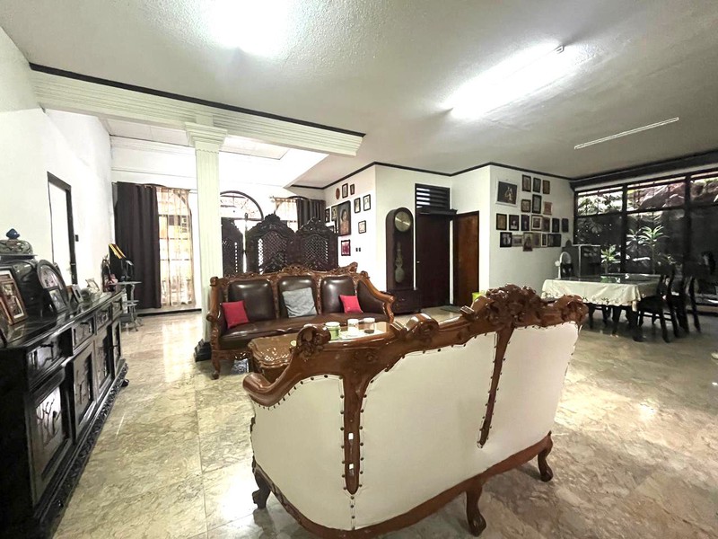 Rumah Kos 12 Kamar - View Depan Taman Lokasi di Benhil Jakpus