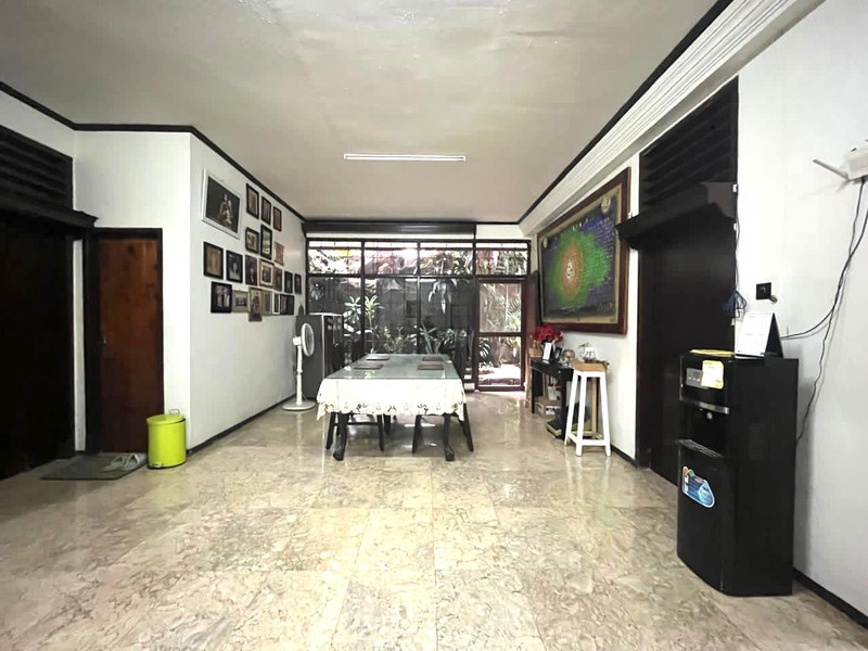 Rumah Kos 12 Kamar - View Depan Taman Lokasi di Benhil Jakpus