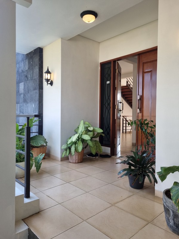 Villa Asri dengan Halaman Luas dan Lingkungan Nyaman @Cisarua Bogor.