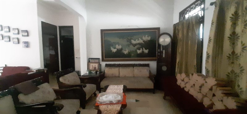 Rumah sekitar Senopati didepan Taman dan strategis dekat ke arah Sudirman Jakarta-Selatan...