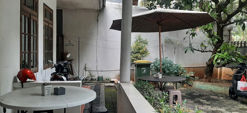 Rumah sekitar Senopati didepan Taman dan strategis dekat ke arah Sudirman Jakarta-Selatan...