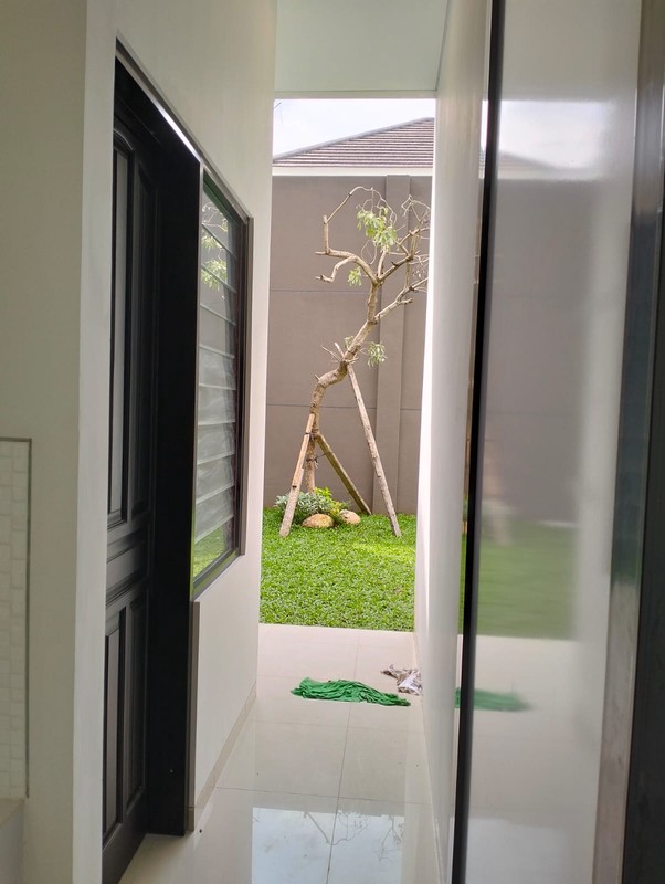 JUAL RUMAH 2,5 LANTAI SIAP HUNI DI ROYAL RESIDENCE