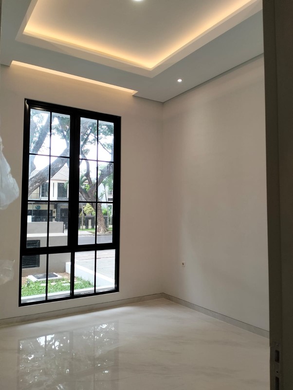 JUAL RUMAH 2,5 LANTAI SIAP HUNI DI ROYAL RESIDENCE