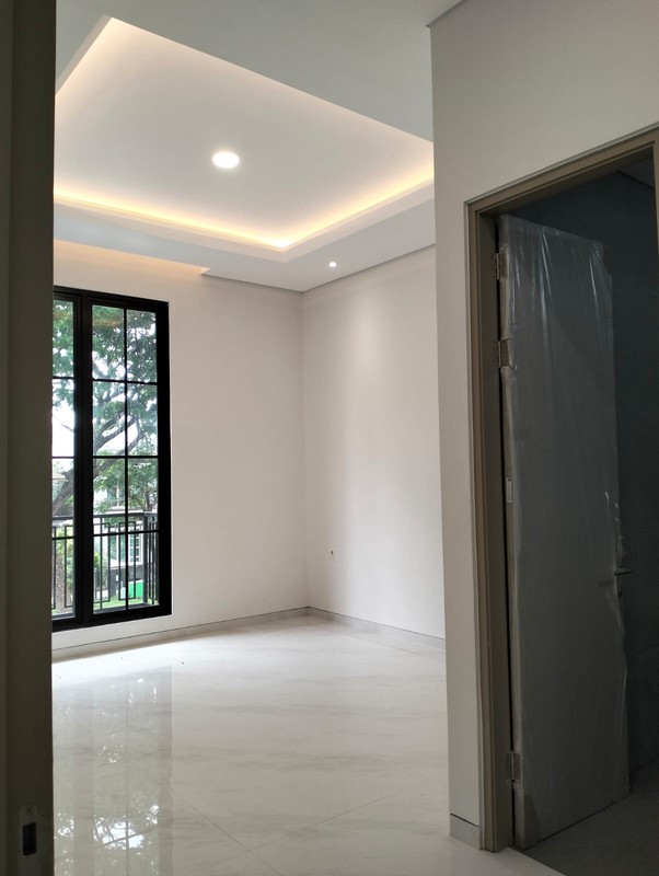JUAL RUMAH 2,5 LANTAI SIAP HUNI DI ROYAL RESIDENCE