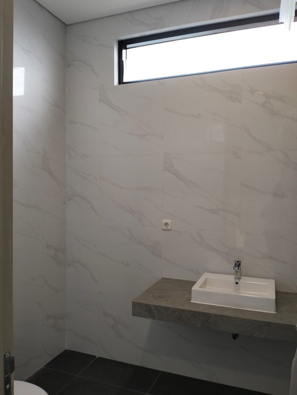 JUAL RUMAH 2,5 LANTAI SIAP HUNI DI ROYAL RESIDENCE