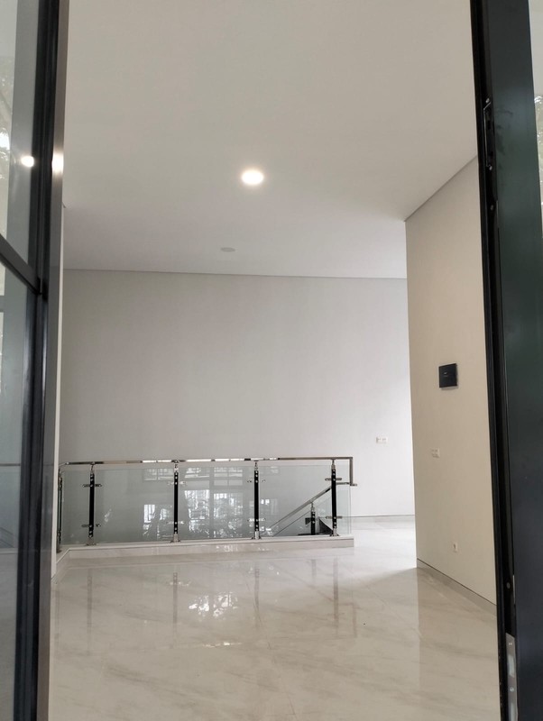 JUAL RUMAH 2,5 LANTAI SIAP HUNI DI ROYAL RESIDENCE