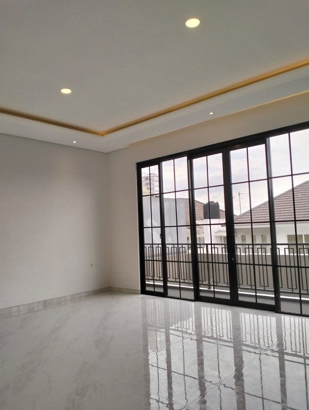 JUAL RUMAH 2,5 LANTAI SIAP HUNI DI ROYAL RESIDENCE