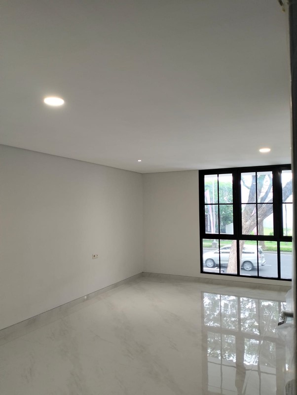 JUAL RUMAH 2,5 LANTAI SIAP HUNI DI ROYAL RESIDENCE