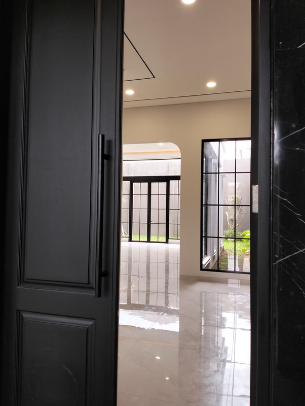 JUAL RUMAH 2,5 LANTAI SIAP HUNI DI ROYAL RESIDENCE