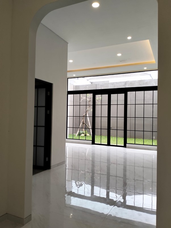 JUAL RUMAH 2,5 LANTAI SIAP HUNI DI ROYAL RESIDENCE