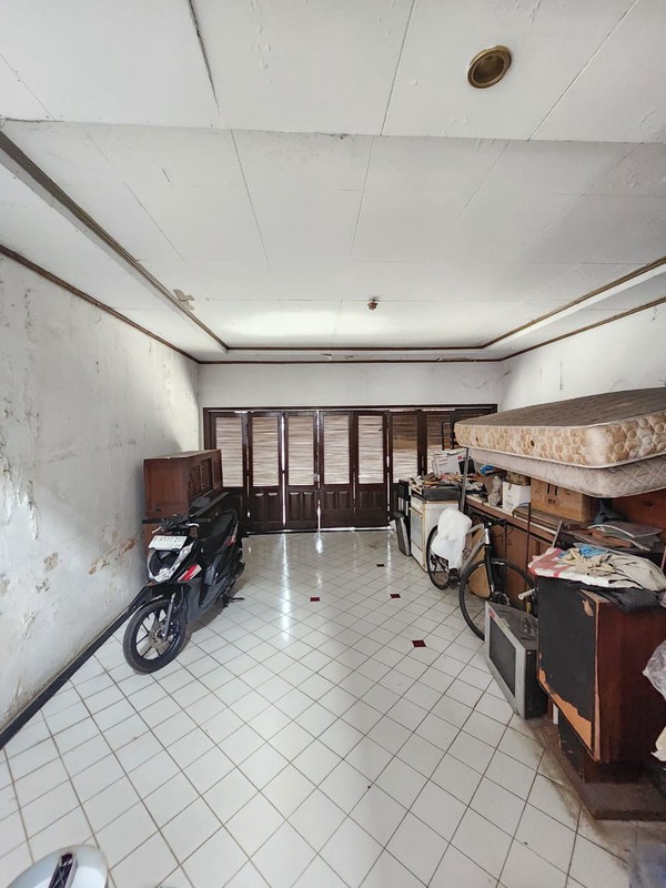 Rumah Butuh Renovasi dalam Komplek Tenang dekat MRT Lebak Bulus