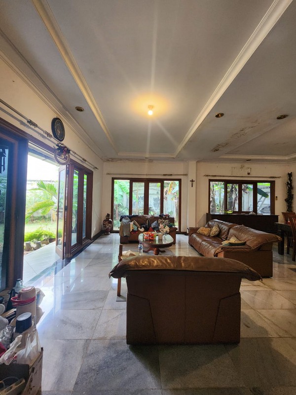 Rumah Butuh Renovasi dalam Komplek Tenang dekat MRT Lebak Bulus