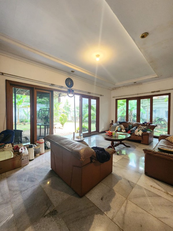 Rumah Butuh Renovasi dalam Komplek Tenang dekat MRT Lebak Bulus