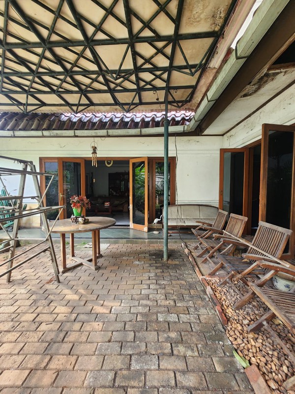 Rumah Butuh Renovasi dalam Komplek Tenang dekat MRT Lebak Bulus