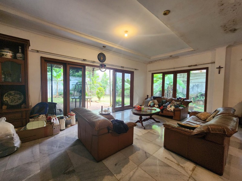 Rumah Butuh Renovasi dalam Komplek Tenang dekat MRT Lebak Bulus