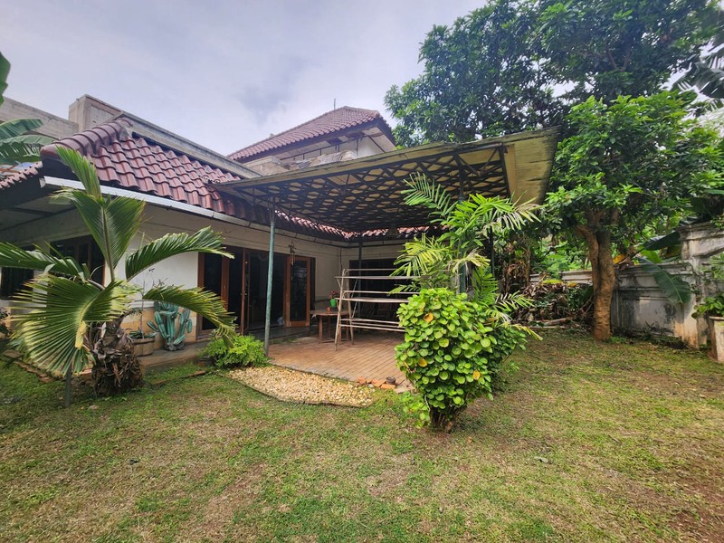 Rumah Butuh Renovasi dalam Komplek Tenang dekat MRT Lebak Bulus